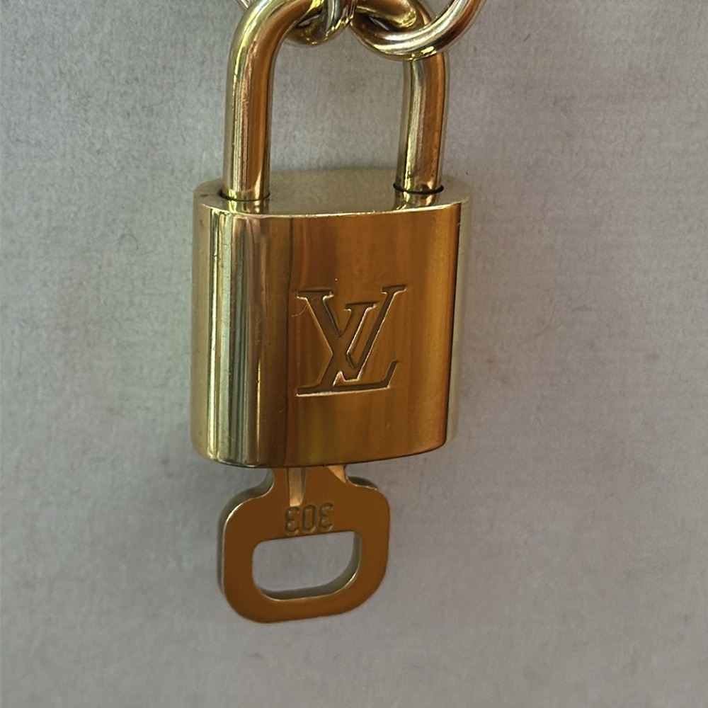 LV Lock & Key #303 with Unbranded Chain - Picture 9 of 11